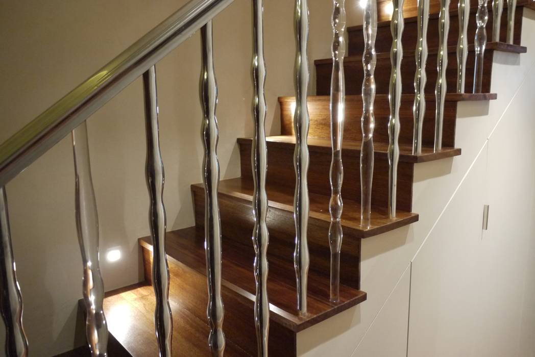 'Pod' hand cast aluminium and clear acrylic sculptural balustrade, Zigzag Design Studio (Sculptural Structures) Zigzag Design Studio (Sculptural Structures) Modern Corridor, Hallway and Staircase