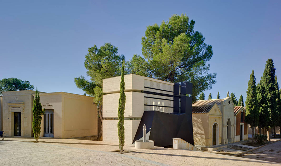 Panteón para un Ingeniero MARTINEZ VIDAL ARQUITECTOS Casas de estilo moderno