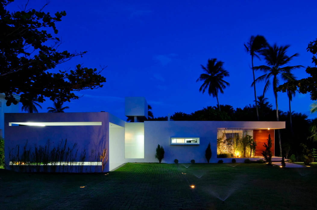 Casa Carqueija dantasbento | Arquitetura + Design Casas minimalistas Céu,Plantar,Propriedade,Prédio,Árvore,Área residencial,Sombra,Janela,Grama,Fachada