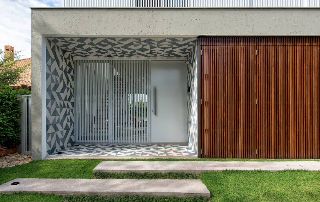 DETALHE DA FACHADA PRINCIPAL COM LADRILHO HIDRÁULICO Pimont Arquitetura Casas modernas