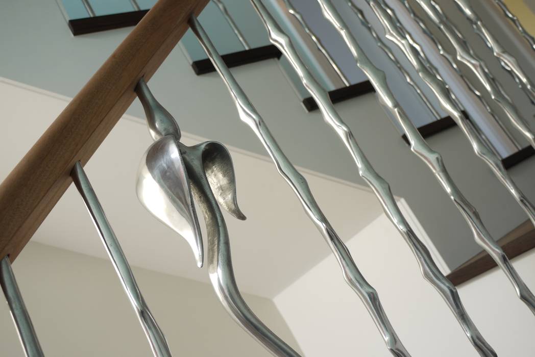 'Rose & Thorn' sculptural balustrading from our nature range, Zigzag Design Studio (Sculptural Structures) Zigzag Design Studio (Sculptural Structures) Modern Corridor, Hallway and Staircase