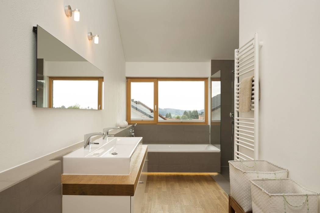 Haus Brunner, architektur + raum architektur + raum Salle de bain moderne