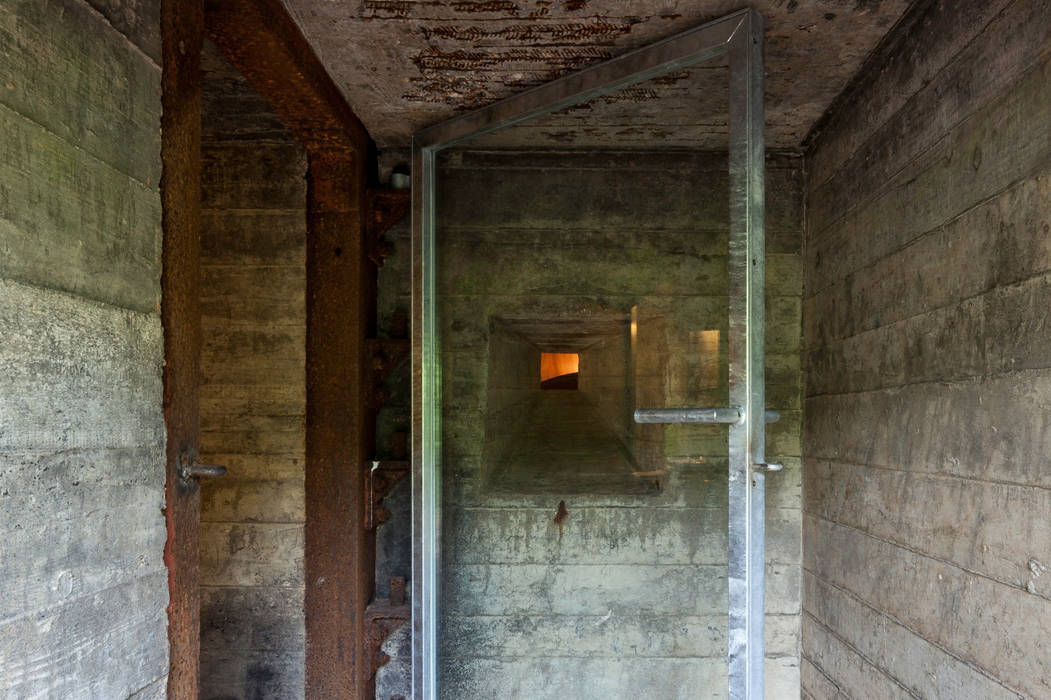 Bunker in Vuren (The Netherlands), B-ILD Architects B-ILD Architects Industrial corridor, hallway & stairs