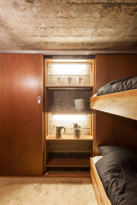 Bunker in Vuren (The Netherlands), B-ILD Architects B-ILD Architects Industrial style bedroom