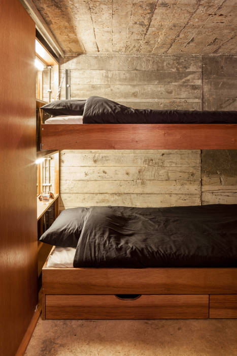 Bunker in Vuren (The Netherlands), B-ILD Architects B-ILD Architects Industrial style bedroom