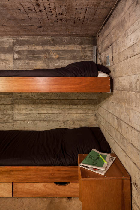 Bunker in Vuren (The Netherlands), B-ILD Architects B-ILD Architects Industrial style bedroom