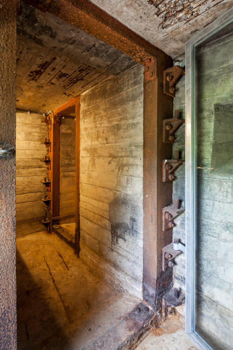 Bunker in Vuren (The Netherlands), B-ILD Architects B-ILD Architects Industrial corridor, hallway & stairs