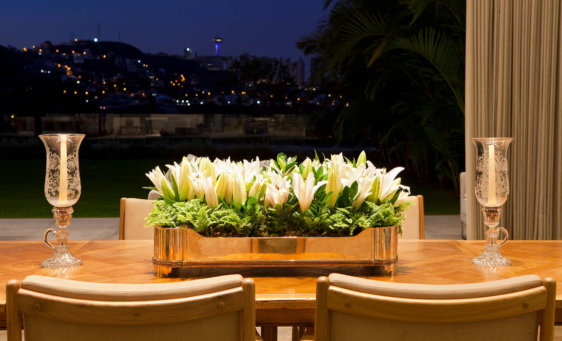 Casa Condomínio Nova Lima, Nara Cunha Arquitetura e Interiores Nara Cunha Arquitetura e Interiores Varandas, alpendres e terraços clássicos Plantas e flores