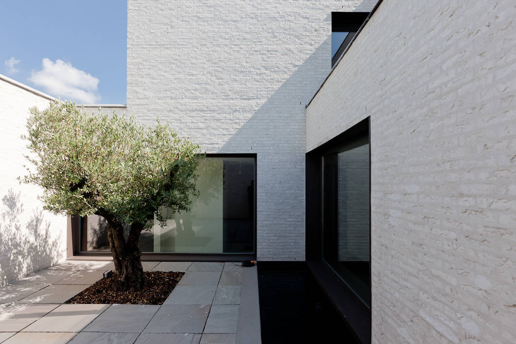 Patio house VAWE, areal architecten cvba areal architecten cvba Minimalist balcony, veranda & terrace