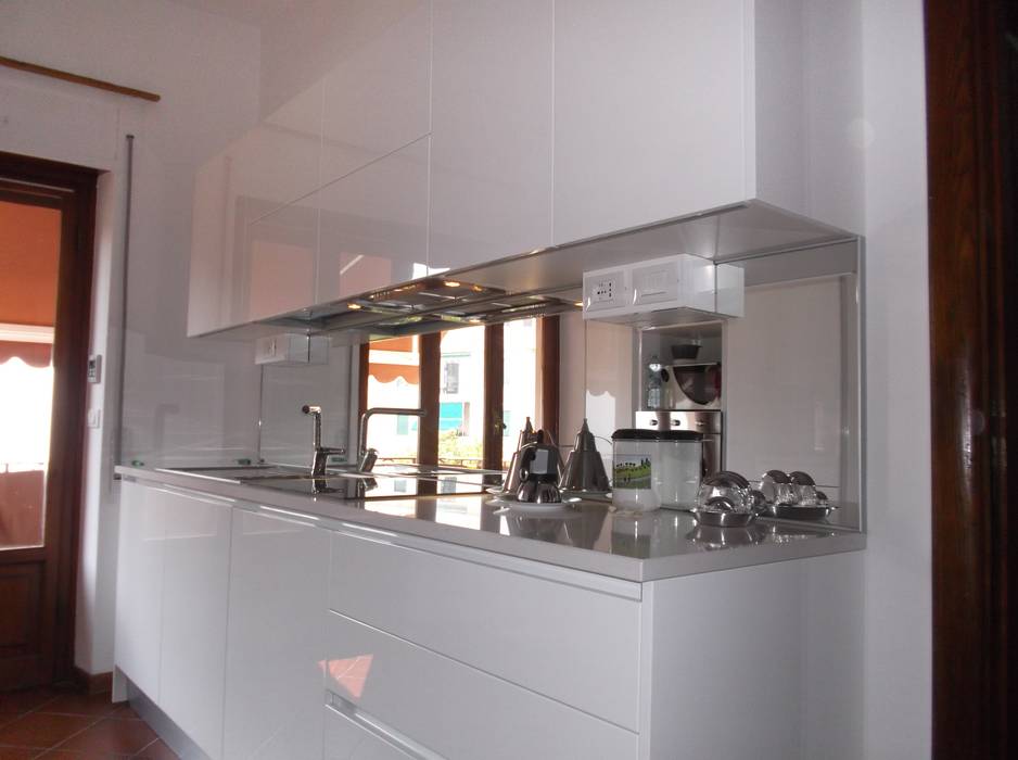 TOTAL WHITE KITCHEN WITH A LARGE MIRROR. Idea d' Interni Arredamenti Cucina moderna Ebanisteria,Mobilia,Controsoffitto,Costruzione,Cucina,Casa,Legna,Elettrodomestico da cucina,Pianta,Elettrodomestico