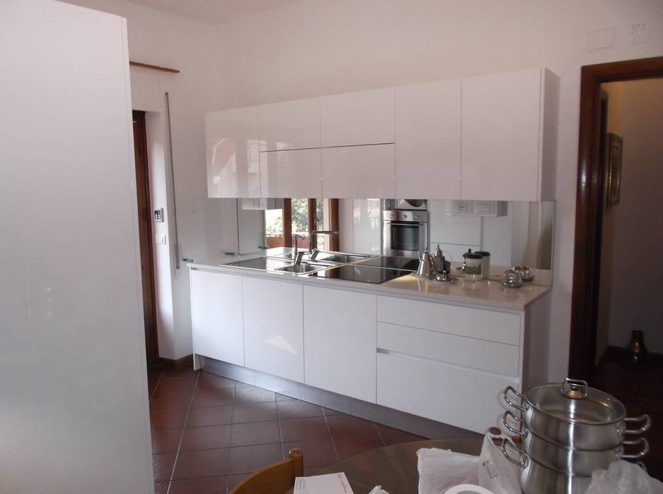 TOTALE WHITE KITCHEN WITH A LARGE MIRROR. , Idea d' Interni Arredamenti Idea d' Interni Arredamenti Modern Kitchen