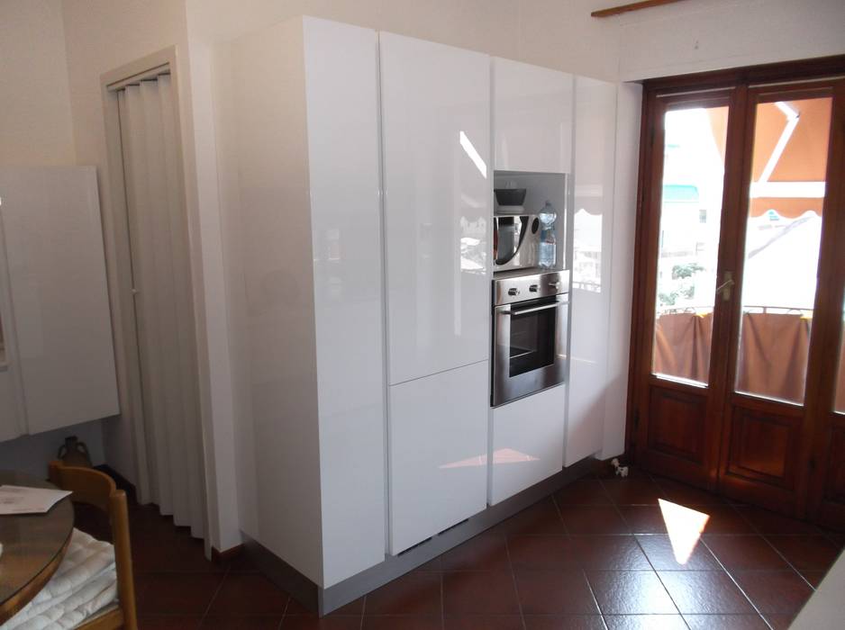 TOTALE WHITE KITCHEN WITH A LARGE MIRROR. , Idea d' Interni Arredamenti Idea d' Interni Arredamenti ห้องครัว