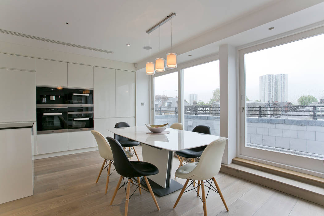 Kitchen and dining area Temza design and build Salle à manger moderne