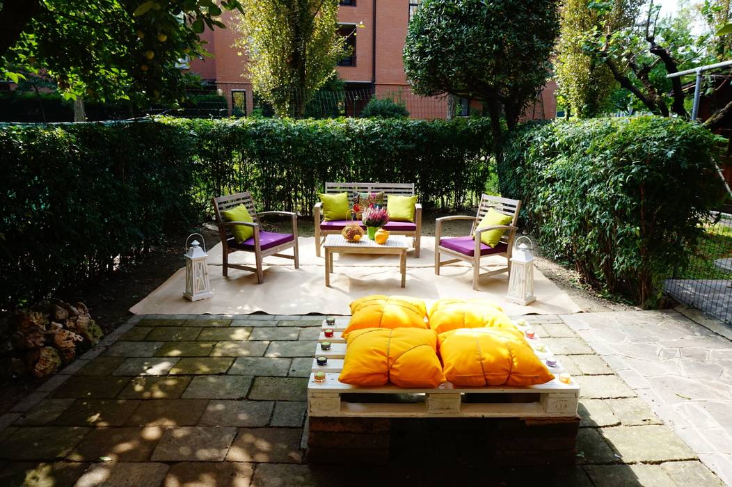 HOME STAGING ALL'ARIA APERTA! CRONACA DI UN CAMBIAMENTO!, ROBERTA BELLOTTI ROBERTA BELLOTTI Classic style gardens