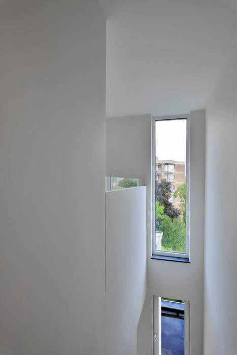 Lecointe, atelier d'architecture FORMa* atelier d'architecture FORMa* Minimalist corridor, hallway & stairs