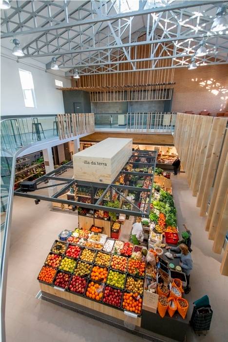 Espacio lúdico-gastronómico e isla de fruta y verdura b+t arquitectos Espacios comerciales Galerías y espacios comerciales