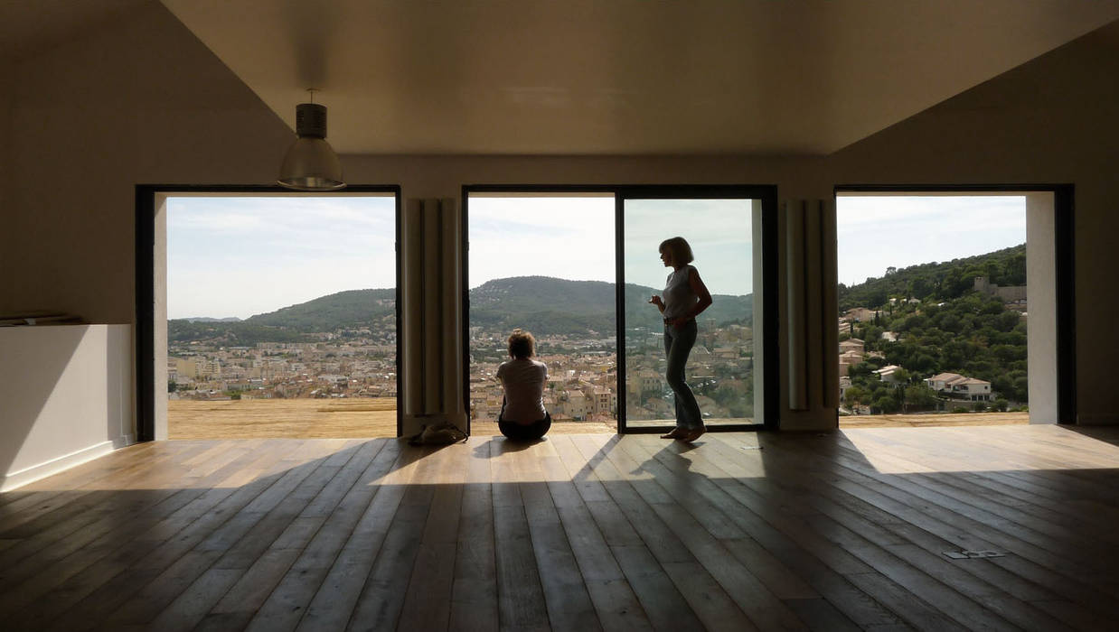 Maison Manet, Tout Va Bien - Stéphane Herpin architecte Tout Va Bien - Stéphane Herpin architecte Salon méditerranéen Immeuble,Ciel,Fenêtre,Plante,Bois,loger,Ombre,Design d&#39;intérieur,Arbre,Étage