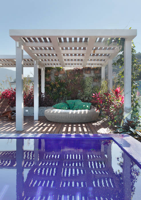 Pérgola terraço House in Rio Varandas, alpendres e terraços tropicais Plantar,Água,Propriedade,Piscina,Sombra,Mobília ao ar livre,Iluminação,Arquitetura,Céu,Lazer