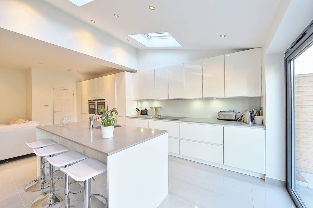 ​kitchen rear extension ealing with pitched roof homify 現代廚房設計點子、靈感&圖片