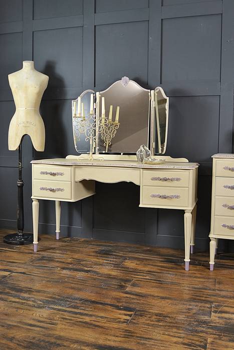 Cream French Louis Dressing Table, The Treasure Trove Shabby Chic & Vintage Furniture The Treasure Trove Shabby Chic & Vintage Furniture Classic style bedroom Dressing tables