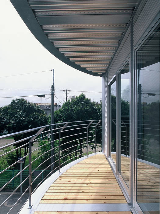 SILVER WAVE SOCIUS一級建築士事務所 モダンデザインの テラス 鉄/鋼 二世帯住宅