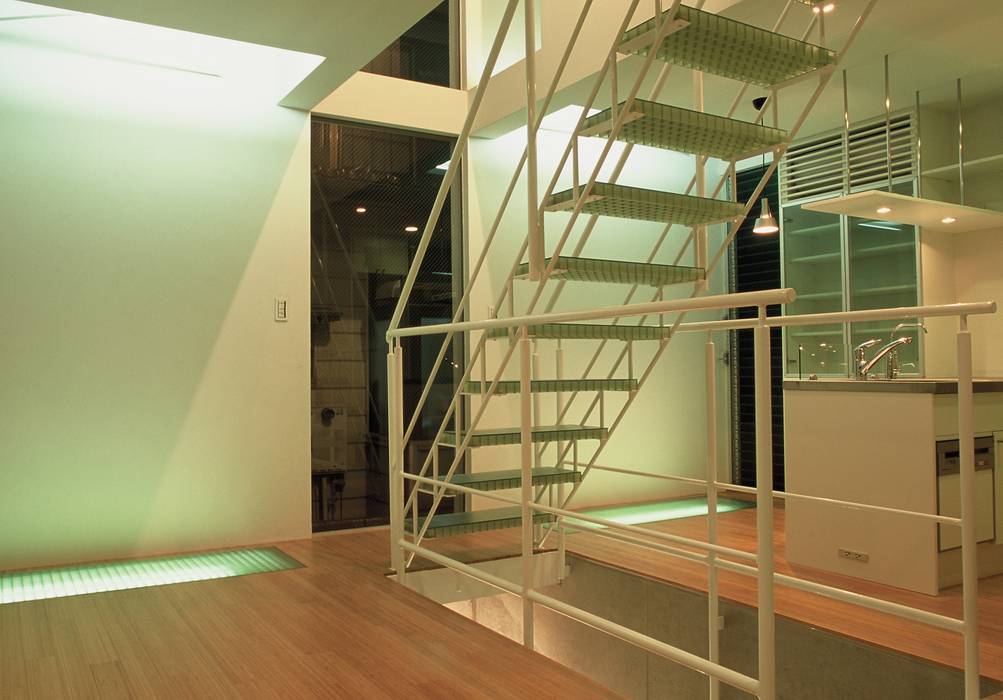 コトノハ舎 SOCIUS一級建築士事務所 モダンデザインの リビング 鉄/鋼 白色 狭小住宅