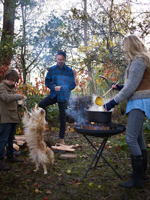 biqju; barbecue, vuurschaal, kookeiland en tafel inéén, biqju biqju Moderne tuinen Vuurplaatsen & barbecues