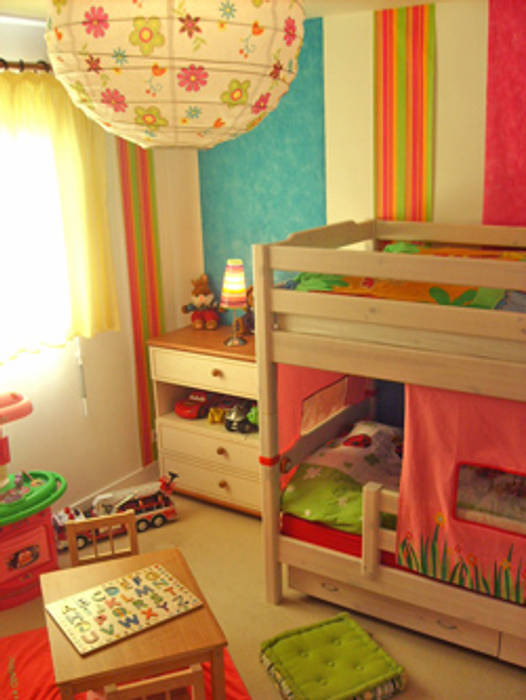 Projet de décoration de la chambre de 2 petites filles, Papillon Déco & Com Papillon Déco & Com モダンデザインの 子供部屋