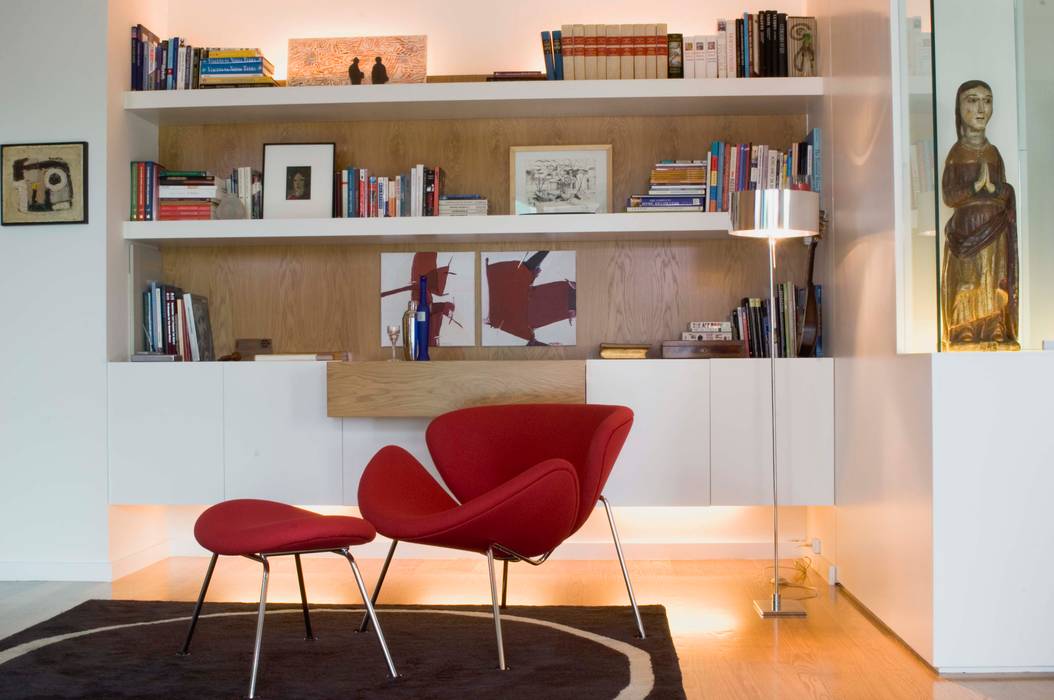 Apartamento em Telheiras - Lisboa, adoroaminhacasa adoroaminhacasa Phòng khách phong cách tối giản Shelves