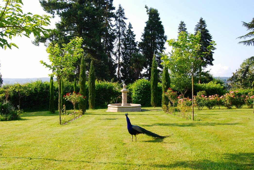 Fontaine centrale en pierre installée dans un jardin, Provence Retrouvée Provence Retrouvée Jardines mediterráneos