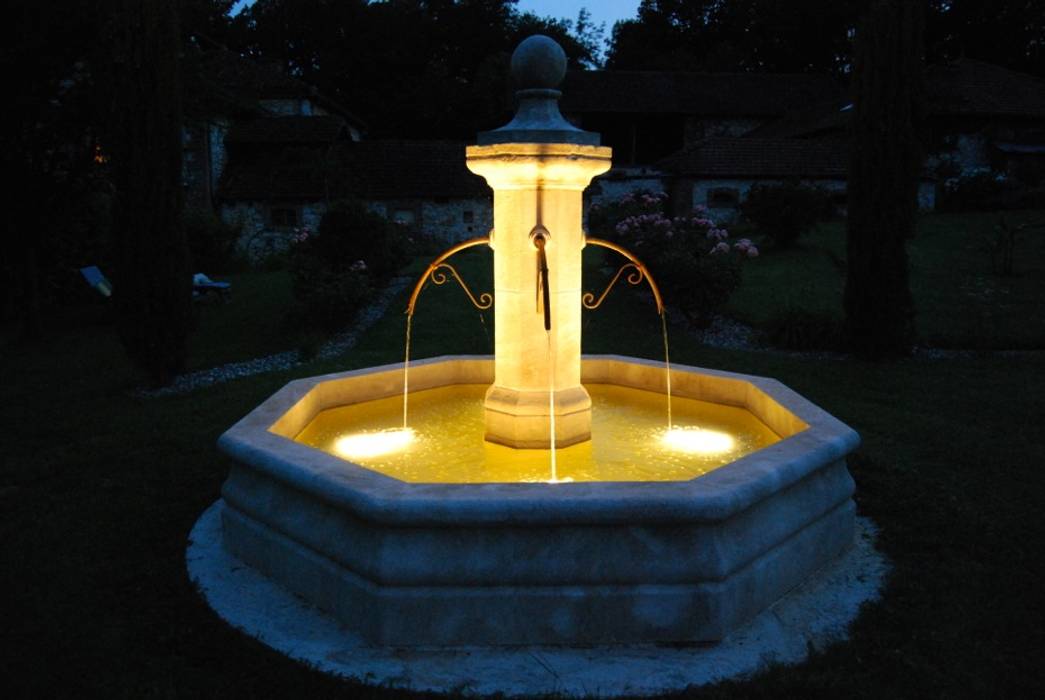 Fontaine centrale en pierre installée dans un jardin, Provence Retrouvée Provence Retrouvée Mediterranean style garden