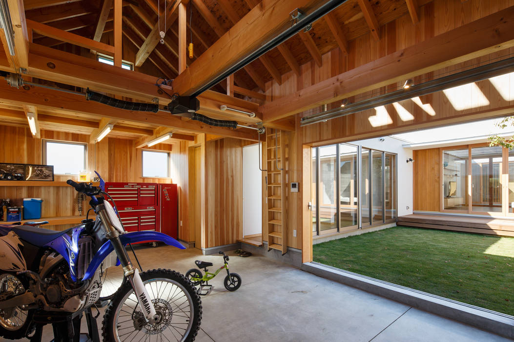 バイクガレージ 窪江建築設計事務所 和風デザインの ガレージ・物置