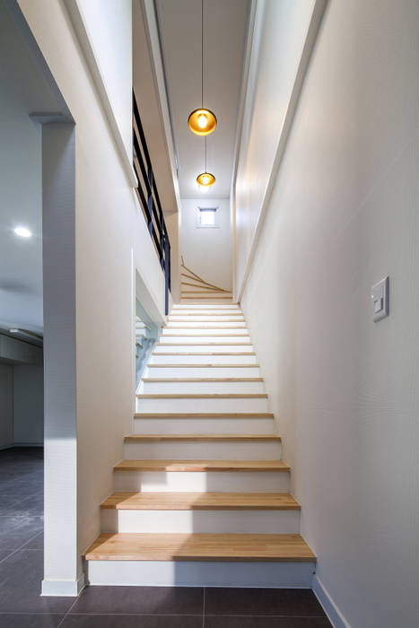 DAEHWADONG MULTIPLE DWELLINGS, IDEA5 ARCHITECTS IDEA5 ARCHITECTS Modern corridor, hallway & stairs