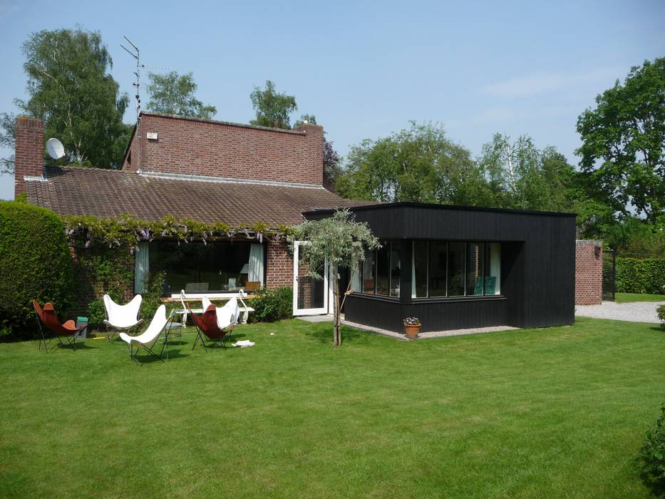 Minimalistische esszimmer von agence larrondo architectes