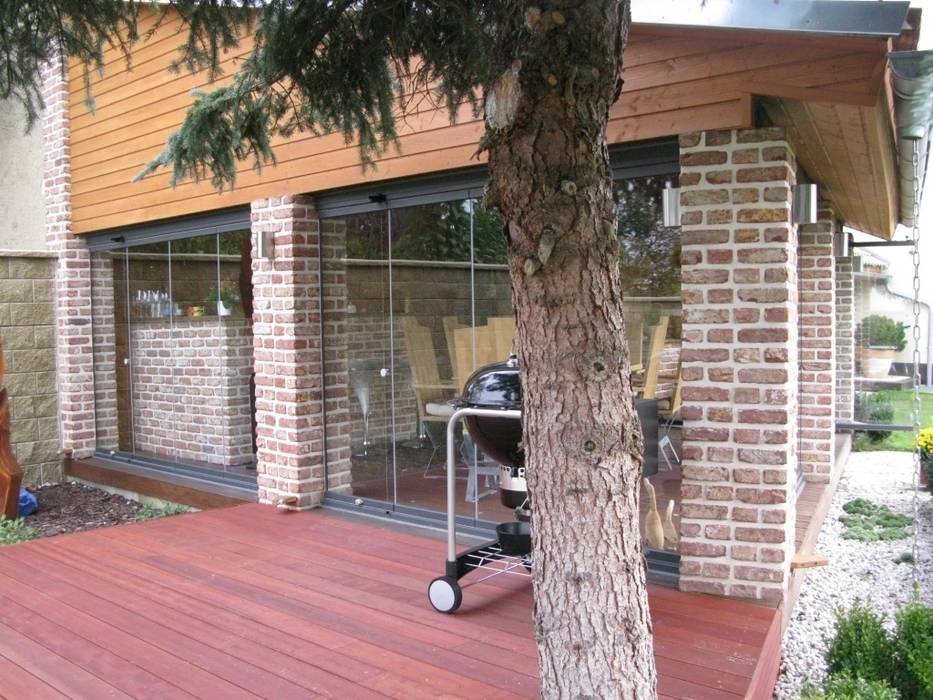 SUNFLEX SF25, Praktische Transparenz trifft auf zurückhaltende Eleganz SUNFLEX Aluminiumsysteme GmbH Klassischer Balkon, Veranda & Terrasse