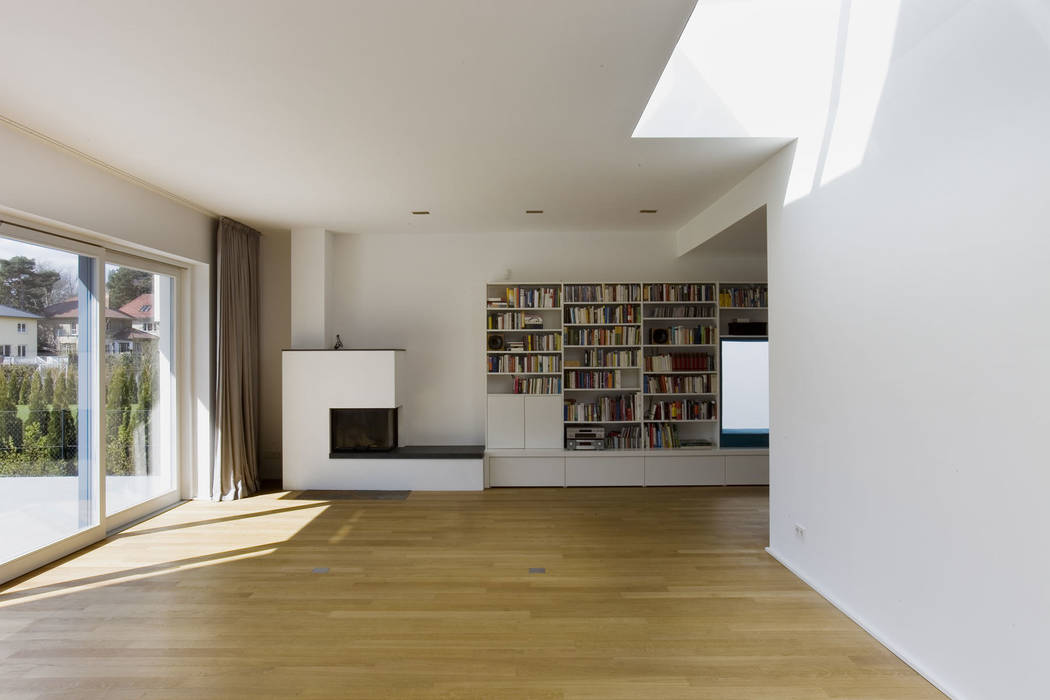 Wohnraum mit Oberlicht Goderbauer Architects Moderne Wohnzimmer