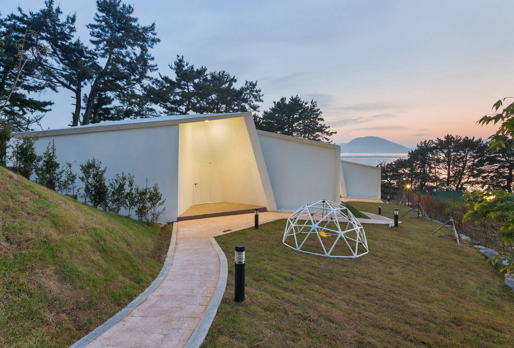 Knot House unfolds in Geoje Island, South Korea, Artrier Chang Artrier Chang 상업공간 호텔