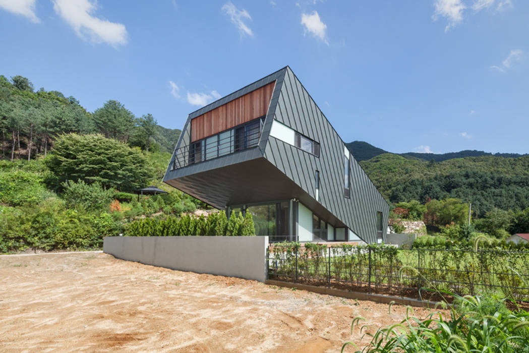 Leaning House, PRAUD PRAUD モダンな 家