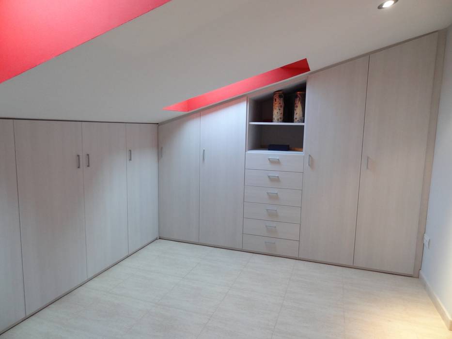 Proyecto: Armario a medida para buhardilla, Martbert Mobiliario Martbert Mobiliario Modern dressing room