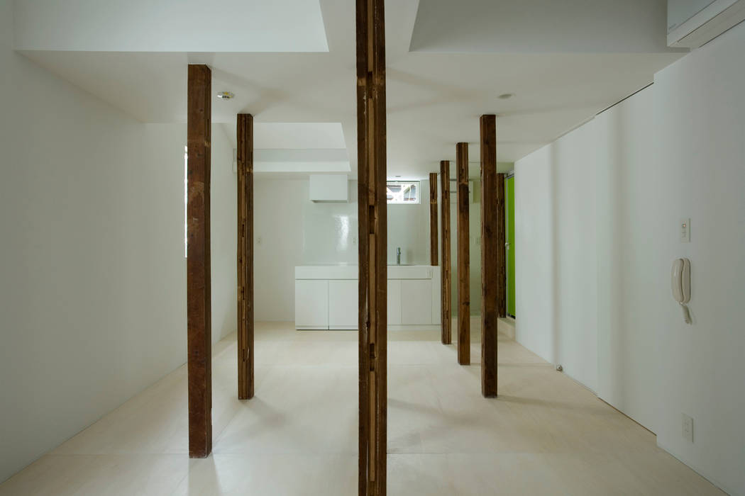 wooden forest apartement, 池田雪絵大野俊治 一級建築士事務所 池田雪絵大野俊治 一級建築士事務所 オリジナルデザインの リビング 木,ホール,フィクスチャ,床,フローリング,自動車外装,ガラス,天井,家,広葉樹