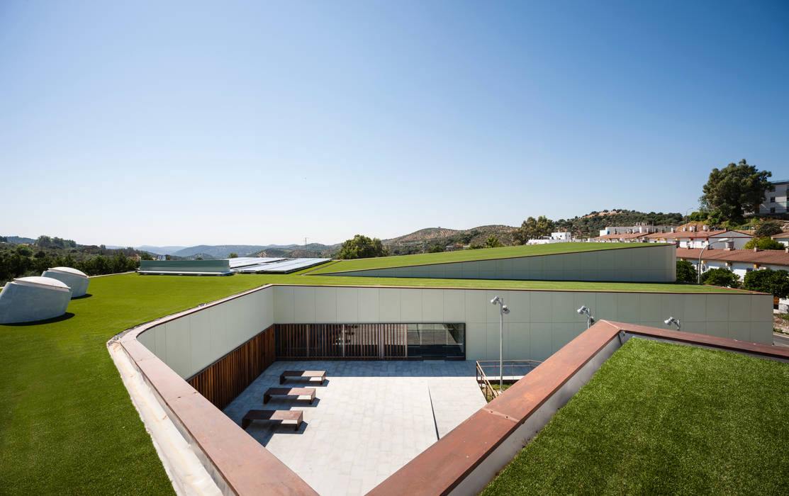 Piscina Cubierta Municipal en Constantina , Estudio de Arquitectura Suárez Corchete Estudio de Arquitectura Suárez Corchete Piscinas de estilo mediterráneo