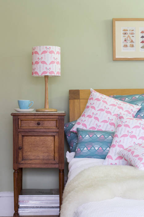 Flamingo Flourish lampshade and cushions homify トロピカルスタイルの 寝室 アクセサリー＆デコレーション