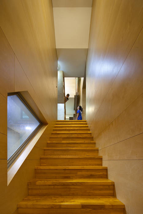 Stair_interior: D-Werker Architects의 현대 ,모던