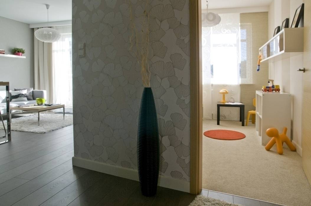 Mieszkanie pokazowe Invest Komfort 2010, formativ. indywidualne projekty wnętrz formativ. indywidualne projekty wnętrz Scandinavian style corridor, hallway& stairs