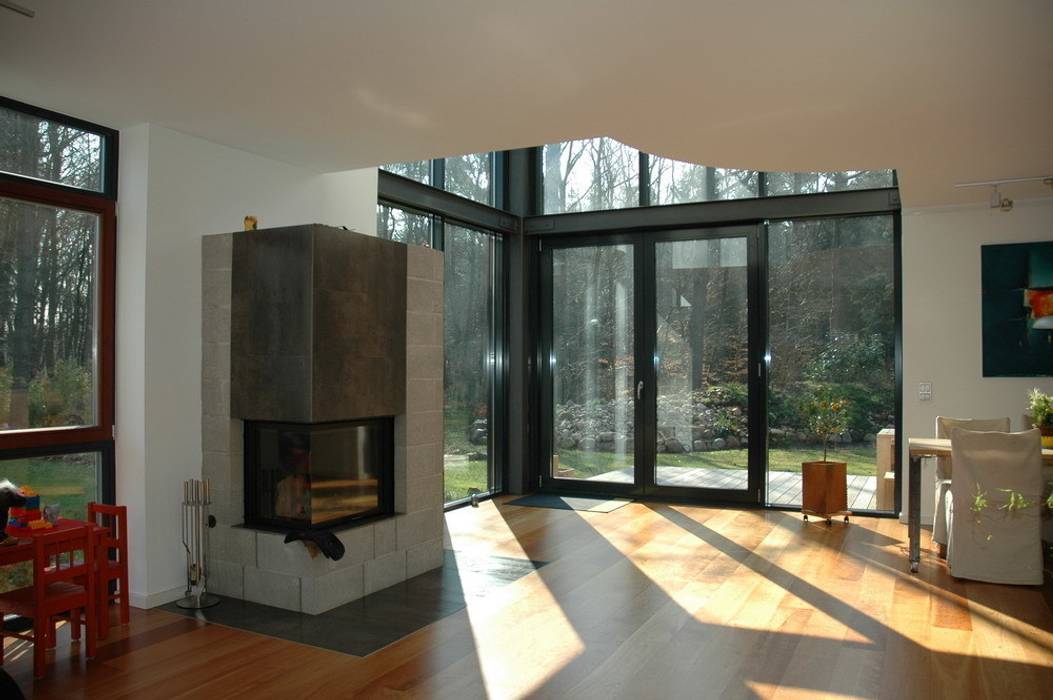 Innenansicht EG mit Kamin Architekt Witte Moderne Wohnzimmer Holz Weiß