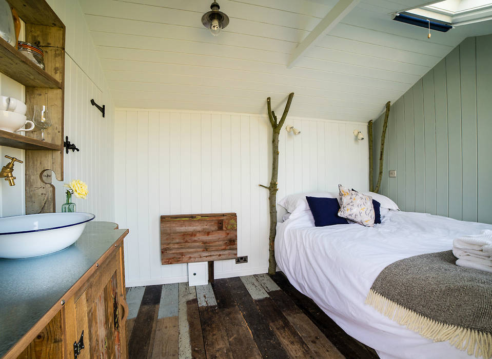 Huts, Plankbridge Plankbridge Country style bedroom