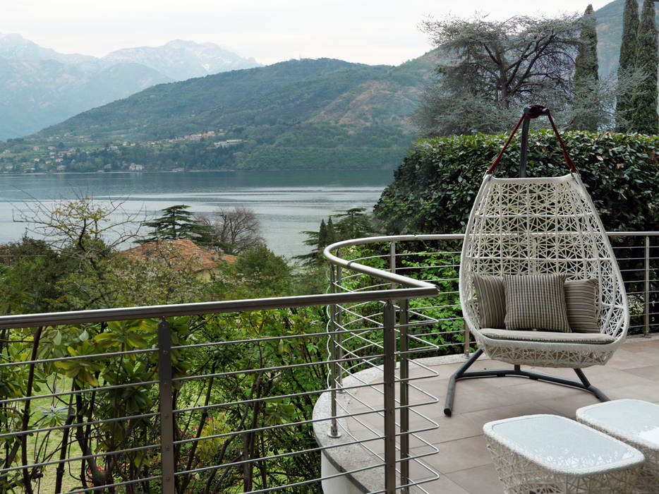 Villa sul lago di Como, Studio Marco Piva Studio Marco Piva Moderner Balkon, Veranda & Terrasse
