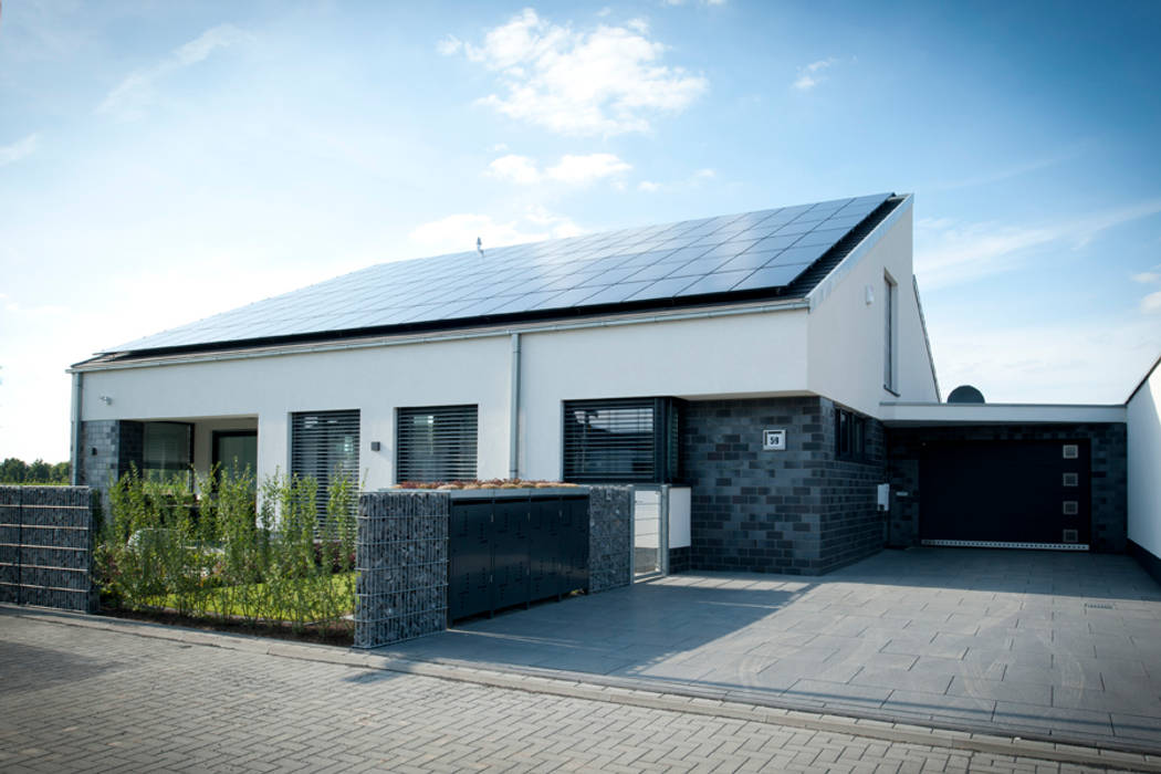 Neubau Einfamilienhaus mit Garage in Erkelenz, Architekturbüro J. + J. Viethen Architekturbüro J. + J. Viethen บ้านและที่อยู่อาศัย