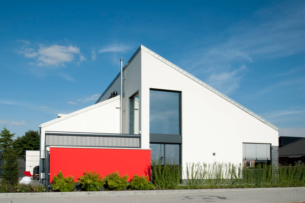 Neubau Einfamilienhaus mit Garage in Erkelenz, Architekturbüro J. + J. Viethen Architekturbüro J. + J. Viethen モダンな 家