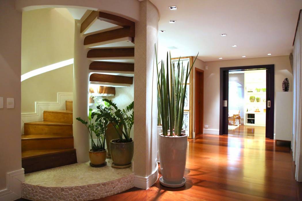 Residência Jardim Marajoara, MeyerCortez arquitetura & design MeyerCortez arquitetura & design Modern corridor, hallway & stairs
